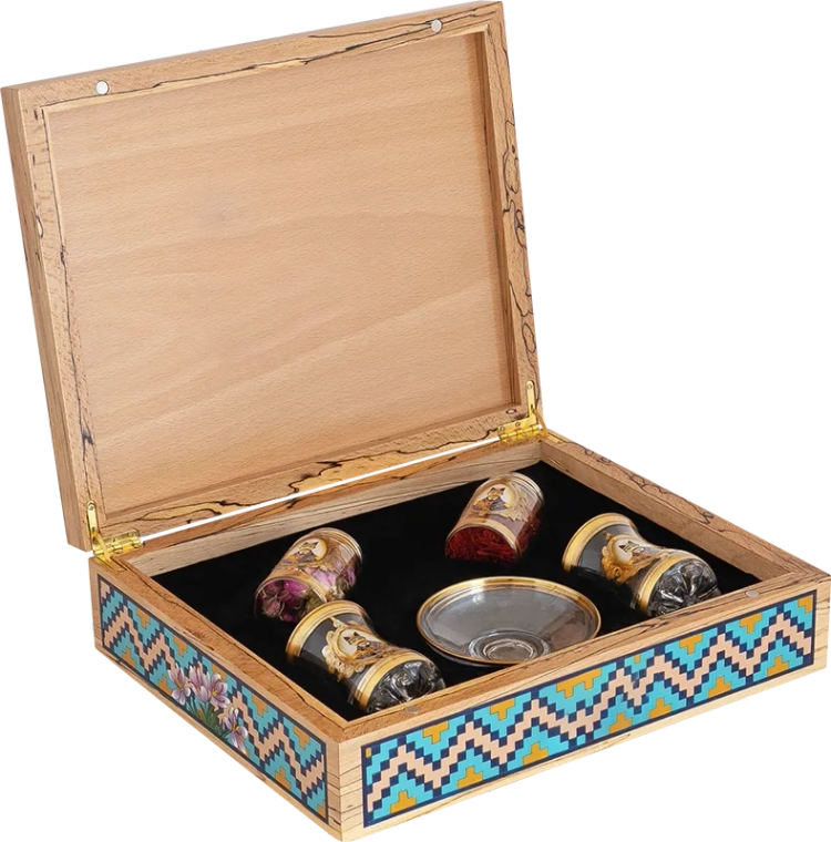 پکیج آمیتیس سه مثقال زعفران سوپر نگین صادراتی و 10گرم گل محمدی همراه با استکان قاجاری